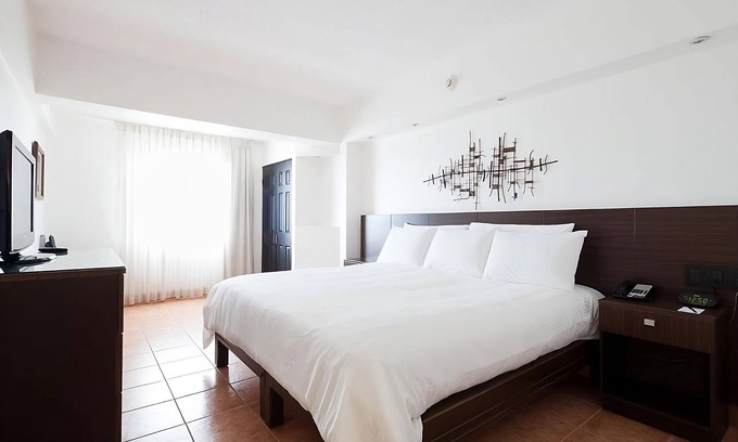 San Jose Hôtel | Enjoy Bird-Watching at Parque España! Spacious Unit, Pet-friendly & FREE Parking