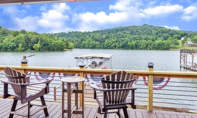 Piney Flats Maison | Enjoy breathtaking lake views from the comfort of your own private deck.