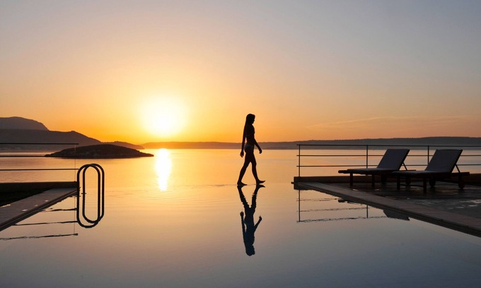Plaka Villa | Profitez de couchers de soleil à couper le souffle depuis la meilleure piscine à débordement!