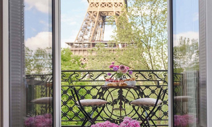Quartier du Gros-Caillou Appartement | Enjoy Eiffel Tower Sparkle in Grand Style!