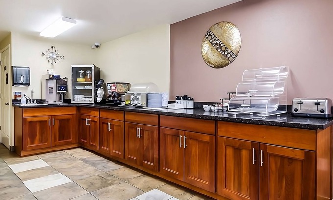 Aberdeen Hôtel | Enjoy Free Breakfast! Also Comes w/ Free Parking, Pet-friendly Property!