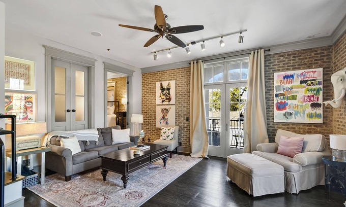 King City Copropriété | Enjoy Island life in the Village in this gorgeous one of a kind loft!