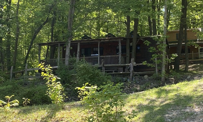 Trumansburg Cabine | Profitez de la vue sur le lac tout en vous relaxant sur le porche!
