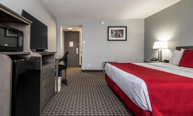Grande Prairie Hôtel | Enjoy Modern Comfort in Clean Room, Steps from Majors Restaurant