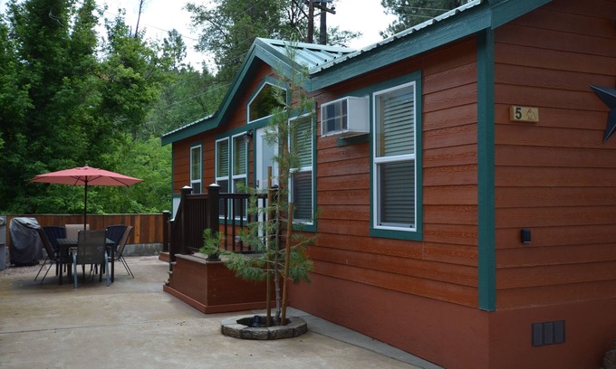 Christopher Creek Cabine | Profitez de l'une de nos cabines de 2 chambres dans les pins frais de Christopher Creek.