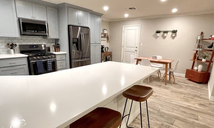 Wichita Falls Maison | Enjoy our cozy yet modern townhome! 50 amp EV plug in!