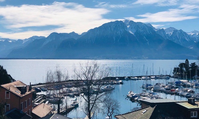 Montreux Appartement | Enjoy panoramic views close to all via lakeside walk or bus next door !