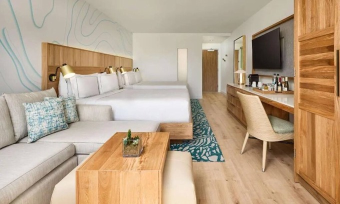 Marathon Maison | Enjoy Relaxation at Inviting Room in Marina Setting! Outdoor Pool, Parking!