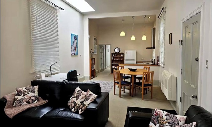 Nelson Appartement | Enjoy stylish living, tranquil, stroll to river or town