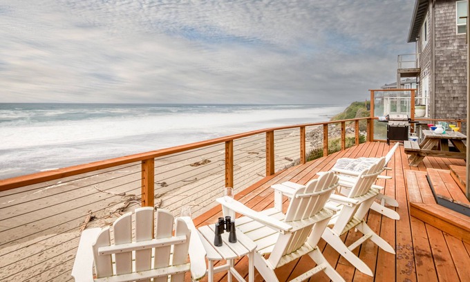 Gleneden Beach Maison | Enjoy the beach from this Ocean Front home with a Hot Tub and Large Deck