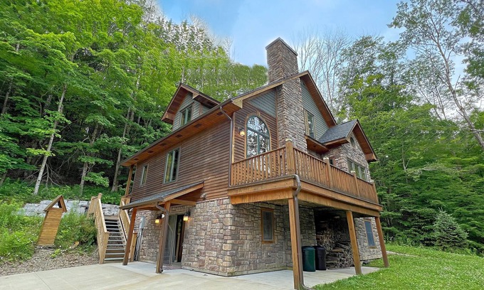 Ellicottville Chalet De Ski | Enjoy the breathtaking sites of Ellicottville, N.Y in this beautiful chalet on a perfect mountain escape.