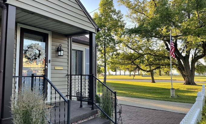 Conneaut Maison | Enjoy the breathtaking Lake Erie sunsets at our family-friendly property.