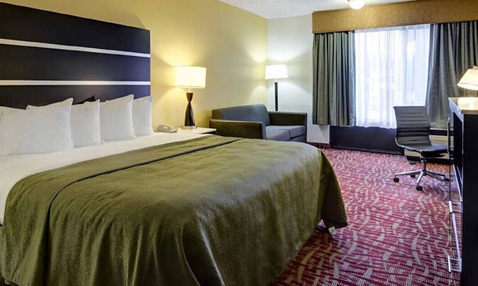 Fort Smith Maison | Enjoy the Modern & Elegant Designed King Room!