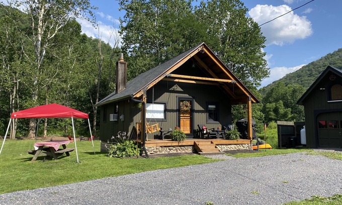 Antes Fort Cottage | Ski & Stay!! Enjoy the ski slopes just minutes away and this cozy getaway!