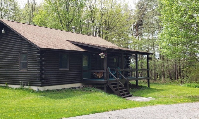 Farmersville Station Cabine | Enjoy the outdoors in this cozy Log Home on top of hill