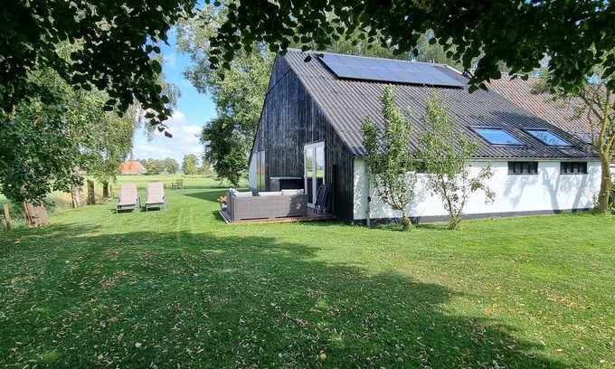 Bantega Lit Et Petit-Déjeuner | Enjoy the tranquility of the Frisian countryside at Sleeping at Bonanza