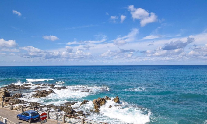 Cetraro Maison | Enjoy the vacation in the inviting cottage with a beautiful view of the sea.
