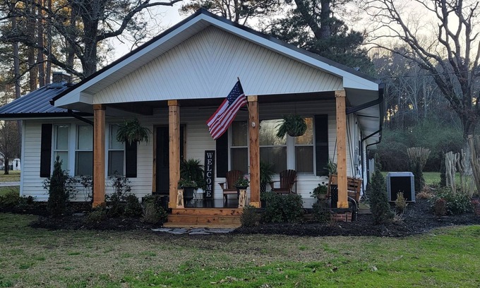 Elysian Fields Maison | Enjoy this charming country getaway perfect for weekends with friends or family!