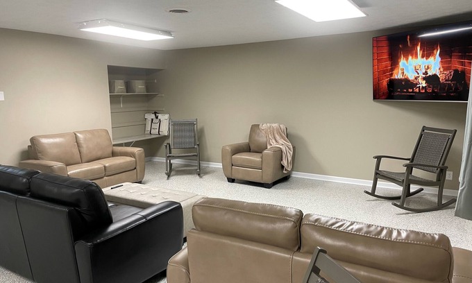 Oxford Maison | Enjoy this spacious 8-acre private 3 min drive to Miami University Property