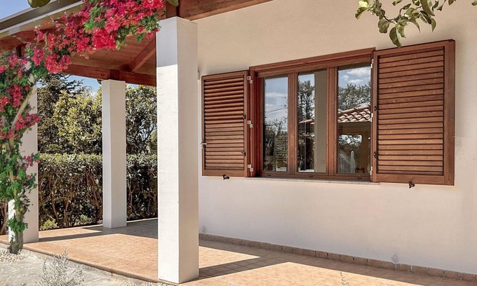 Panza Maison | Enjoy unforgettable days in this inviting vacation home near the beach.
