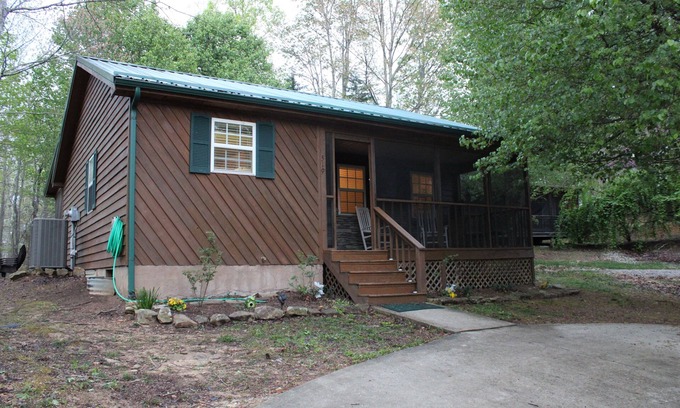 Sloans Valley Maison | Profitez de votre escapade parfaite près du lac Cumberland! Jacuzzi inclus! Animaux acceptés!
