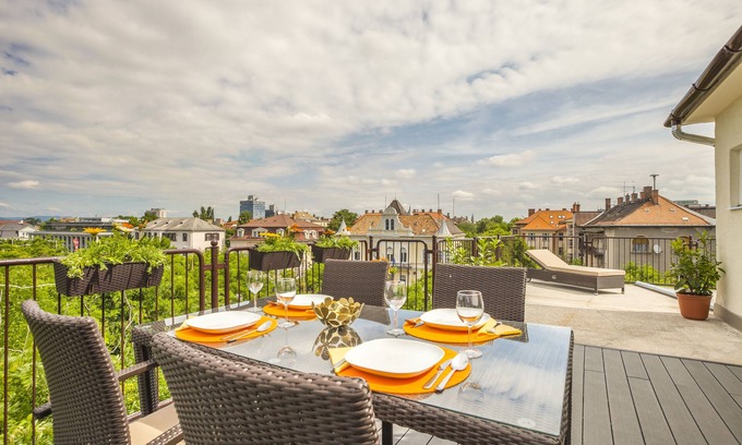 Istvanmezo Appartement | Profitez de votre terrasse privée près de City Park!