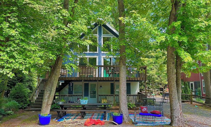 Rehoboth Beach Maison | Enjoy your relaxing beach vaca in this 4-bed home with amazing 2nd story deck!!