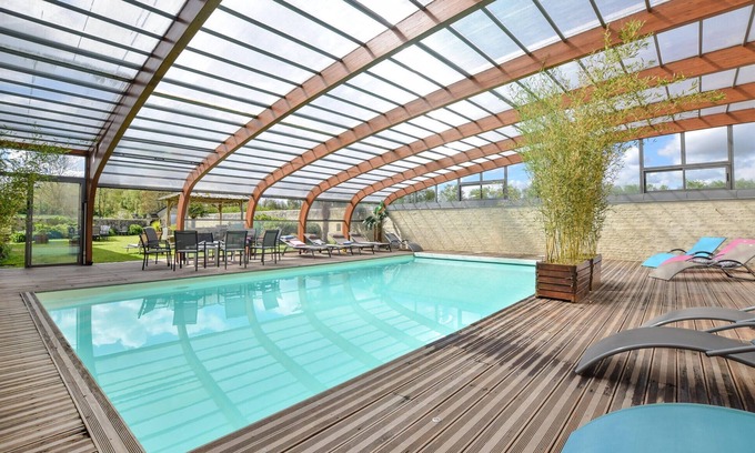 Vienne-en-Bessin Maison | Enjoy your vacation in a fantastically situated vacation home with indoor pool and sauna.