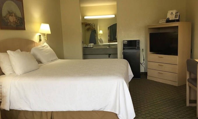 Cabot Maison | Enjoyable Stay! Seasonal Pool, FREE Breakfast, FREE Parking, Pet-friendly!