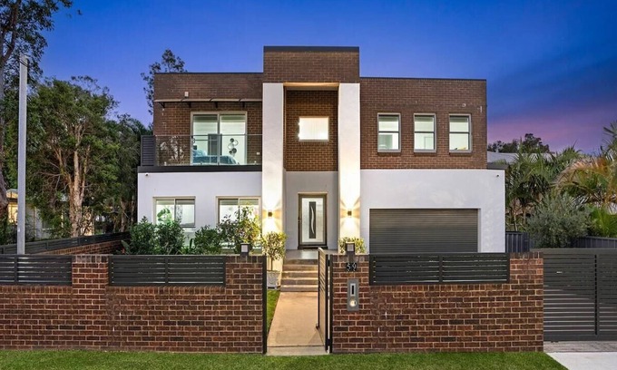Berkeley Vale Maison | Enough room for all of the family and a few more!