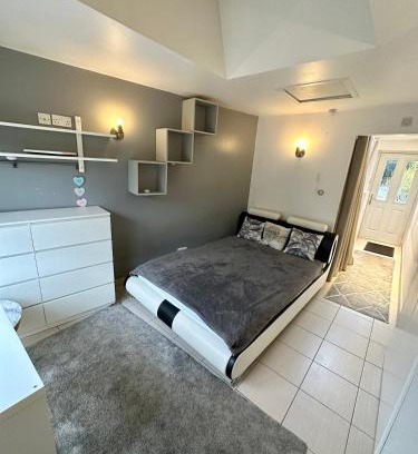Woodford Bridge Appartement | EnSuite Double Room With Own Entrance London - IG8 - Free on street parking