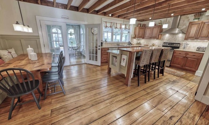 West Valley Autre | Entertain in this 4 bedroom farmhouse with hot tub