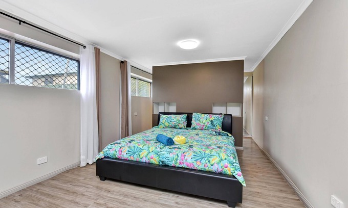 Cessnock Maison | Entertainer with Pool in Hunter Valley & Wineries - FREE WiFi - Swimming Pool - Wineries - Concerts - HV Gardens & Zoo