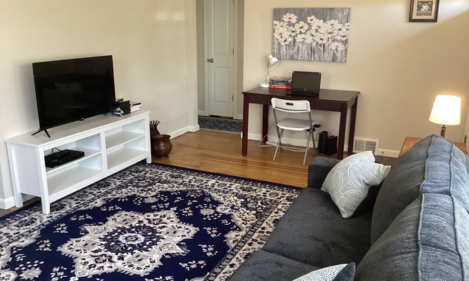 Evansville Maison | Entire 2 bedroom House with Living Room, close to all...Sleeps 6.