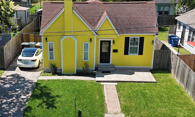 Del Mar Maison | Entire 2-bedroom house in Corpus Christi with CAL KING BED,EV-CHARG AC, WiFi