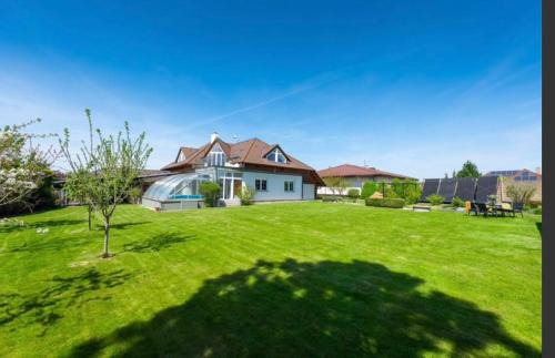 Popovicky Cabine | Entire 2nd floor of Villa with 3bedroom with large garden,BBQ,pool,sauna,free parking