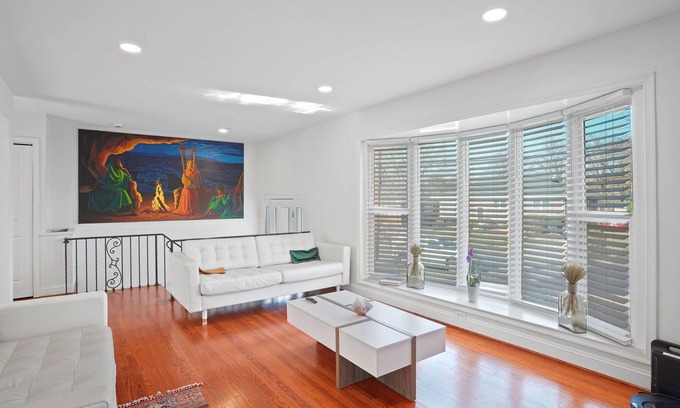 Forest Glen Maison | Entire 3 Bedroom - Silver Spring 5 Min walk to Metro