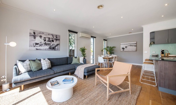 Mordialloc Maison | Entire 4 Bed 2 Bathroom home with Garden and Parking. 15 Min walk to beach!