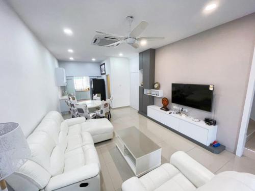 Batu Pahat Maison | Entire 4 Bedroom Landed House, Yong Peng, Johor, Malaysia - Suitable for leisure, wedding & Big group travellers, Free Netflix, In- House Parking, 1min to Dragon Temple, 5 mins to MCD& KFC, 30 mins to Organic Farms