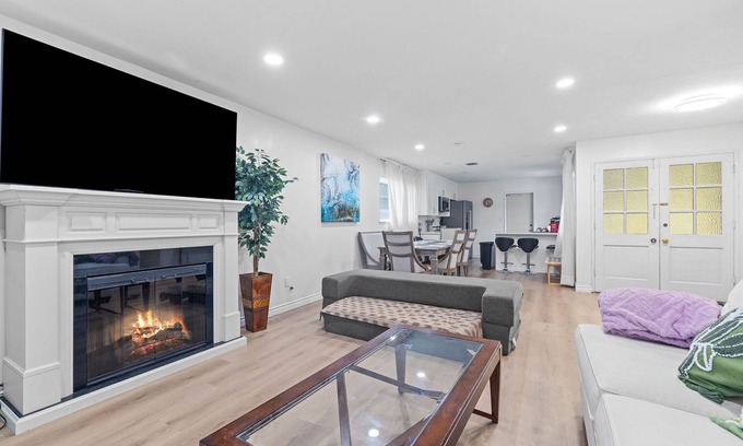 University City Maison | Newly Renovated Entire 4BR house + big backyard