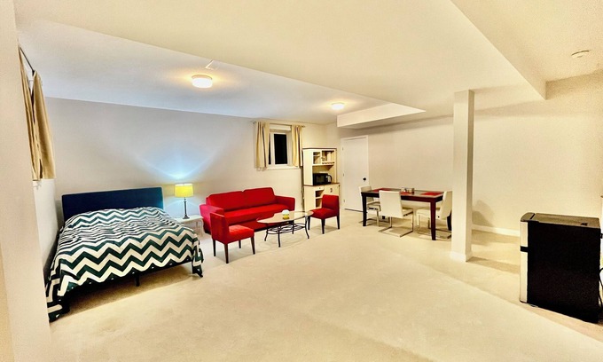 Ottawa Division Maison | Entire basement with large windows, private full bathroom and office