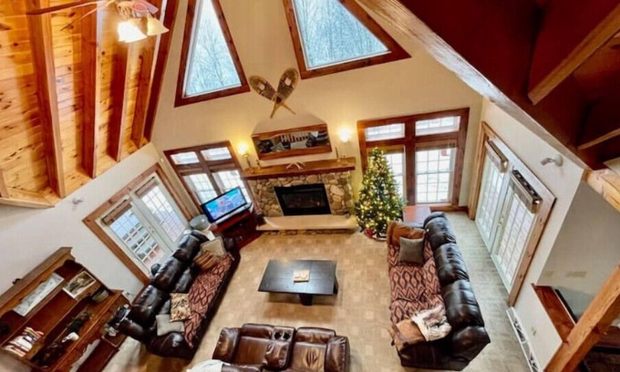 Salamanca Cottage | Entire Chalet! Hot Tub! Vaulted Timber Ceiling! AC