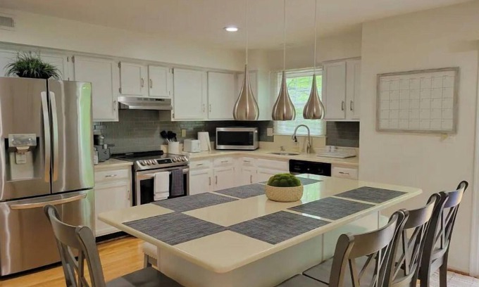 Montgomery Village Maison | Entire cheerful 4 br townhouse by the lake