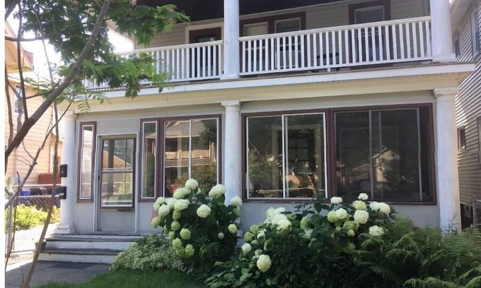 Detroit - Shoreway Maison | Entire Cozy Apartment in Ohio City. Near Downtown.