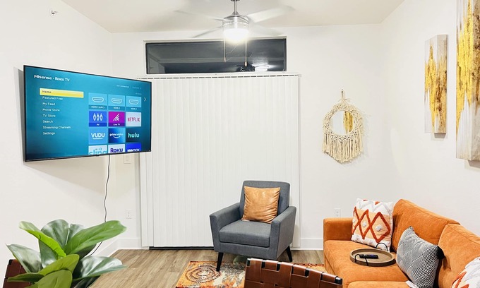 Gateway Appartement | Entire Cozy Modern Get-Away (Arboretum/Domain)