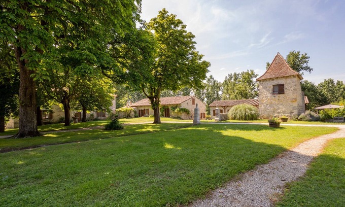 Nerac Maison | Domaine de 3 gîtes - 18 pers- forêt privée, piscine, ping-pong -à 30 min d'Agen