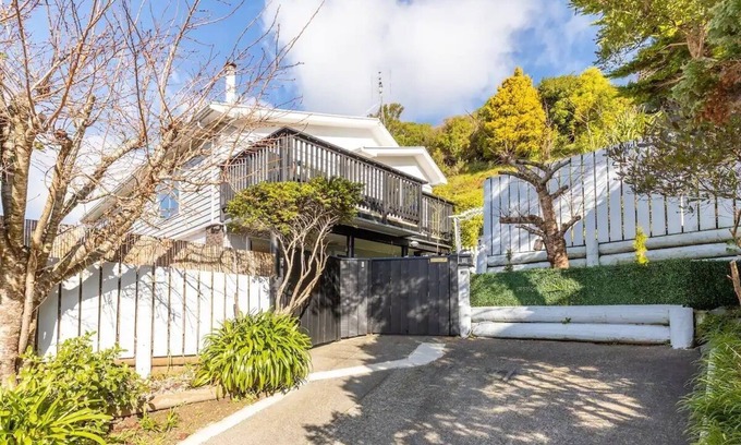Johnsonville Maison | Entire Ground Floor Full Privacy Family-friendly Popular to Ferry-catchers