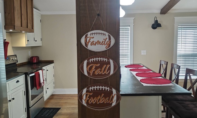 Coker Autre | Entire Home! 3br 2ba sleeps up to 8! Only 9 miles from BryantDenny Roll Tide!