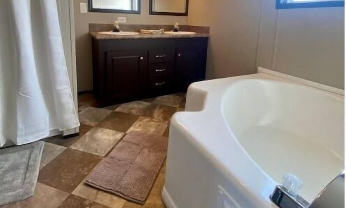 Baker Maison | Entire home available in a quiet location. Close to LSU and airport.