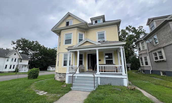 Geneva Maison | Entire Home: Central & Spacious 7BD 2.5 BA in DT Geneva
